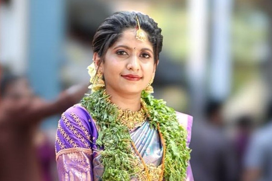 Bridal makeup near Guruvayur temple - bride in lavender and gold silk saree with tulasi garland, jasmine and temple jewellery