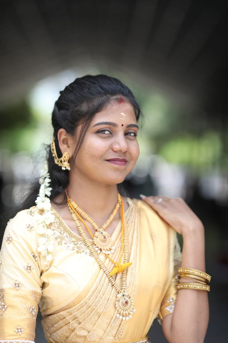 Guruvayur wedding makeup - bride in cream and gold silk saree with temple jewellery