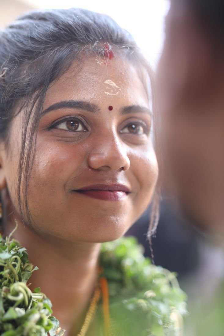 Guruvayur bridal eye makeup - soft brown eyes with eyeliner and kumkum