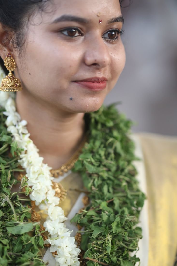 Guruvayur bride - side profile with jasmine garland and jhumka