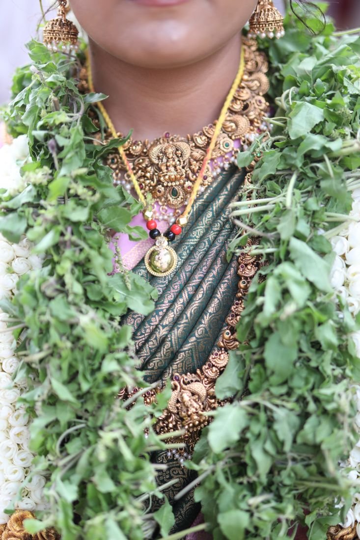 Guruvayur bride jewellery and saree draping with tulasi and jasmine garland