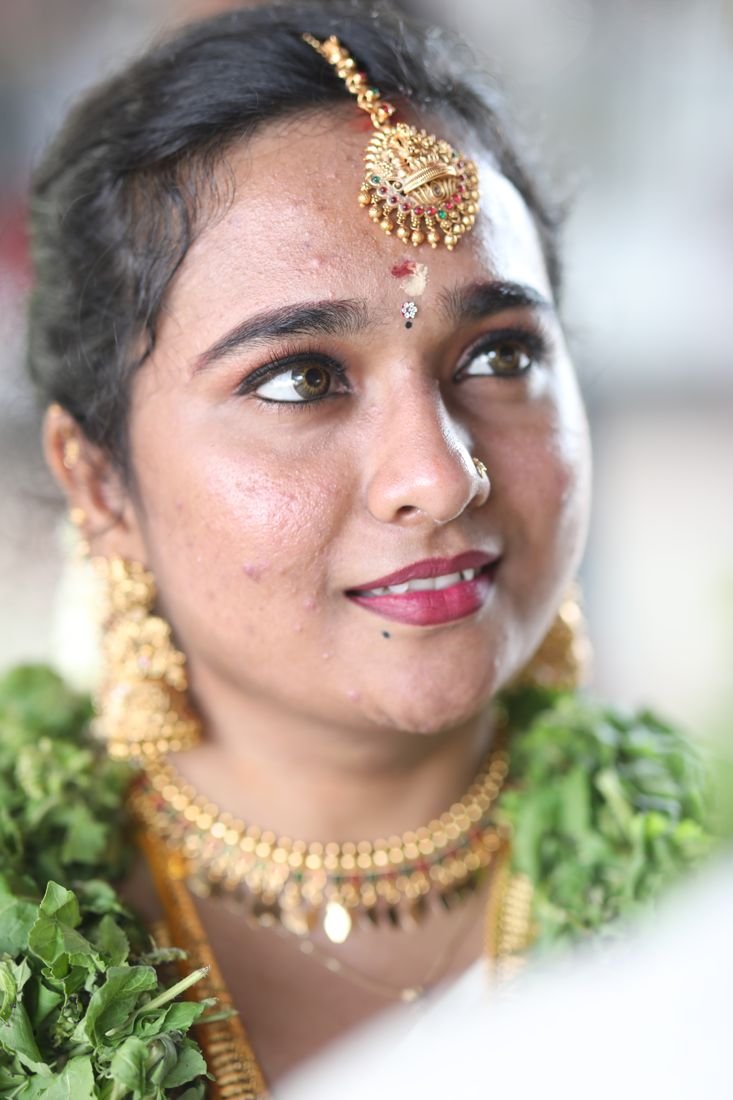 Bridal makeup artist Guruvayur - bride close-up with maang tikka and kasavu choker