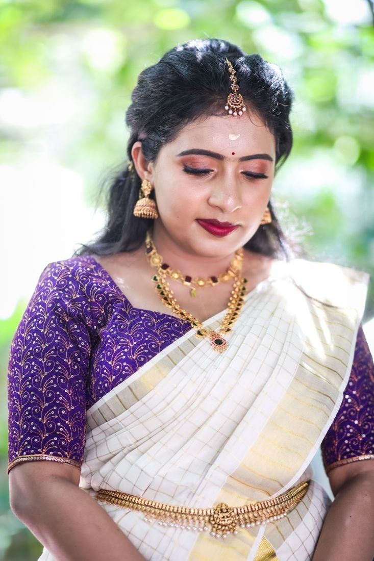 Guruvayur bridal makeup - bride in kasavu saree