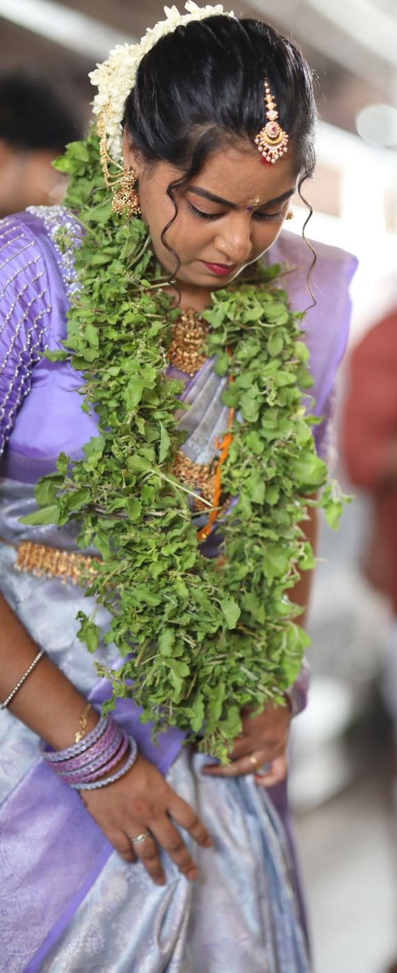 Guruvayur bridal makeup near the temple - bride in lavender silk saree with tulasi garland