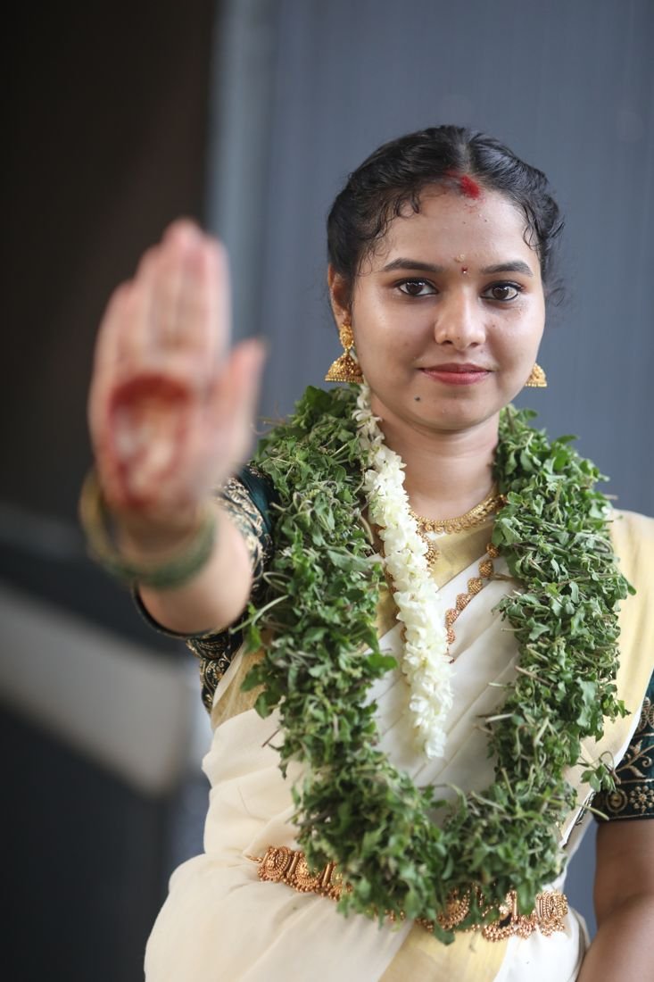 Guruvayur bridal makeup - bride in kasavu saree with mehndi palm and jasmine garland