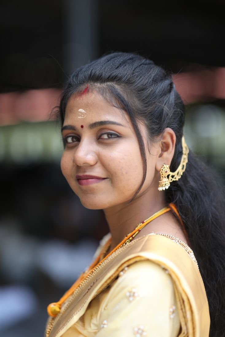 Guruvayur bridal hair and makeup - open hair with ear chain in gold saree
