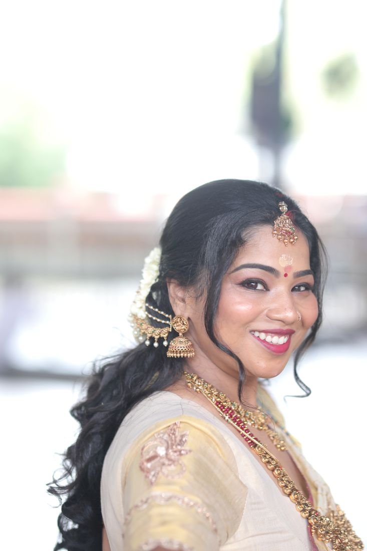 Guruvayur hair and makeup - open wavy hair with jasmine