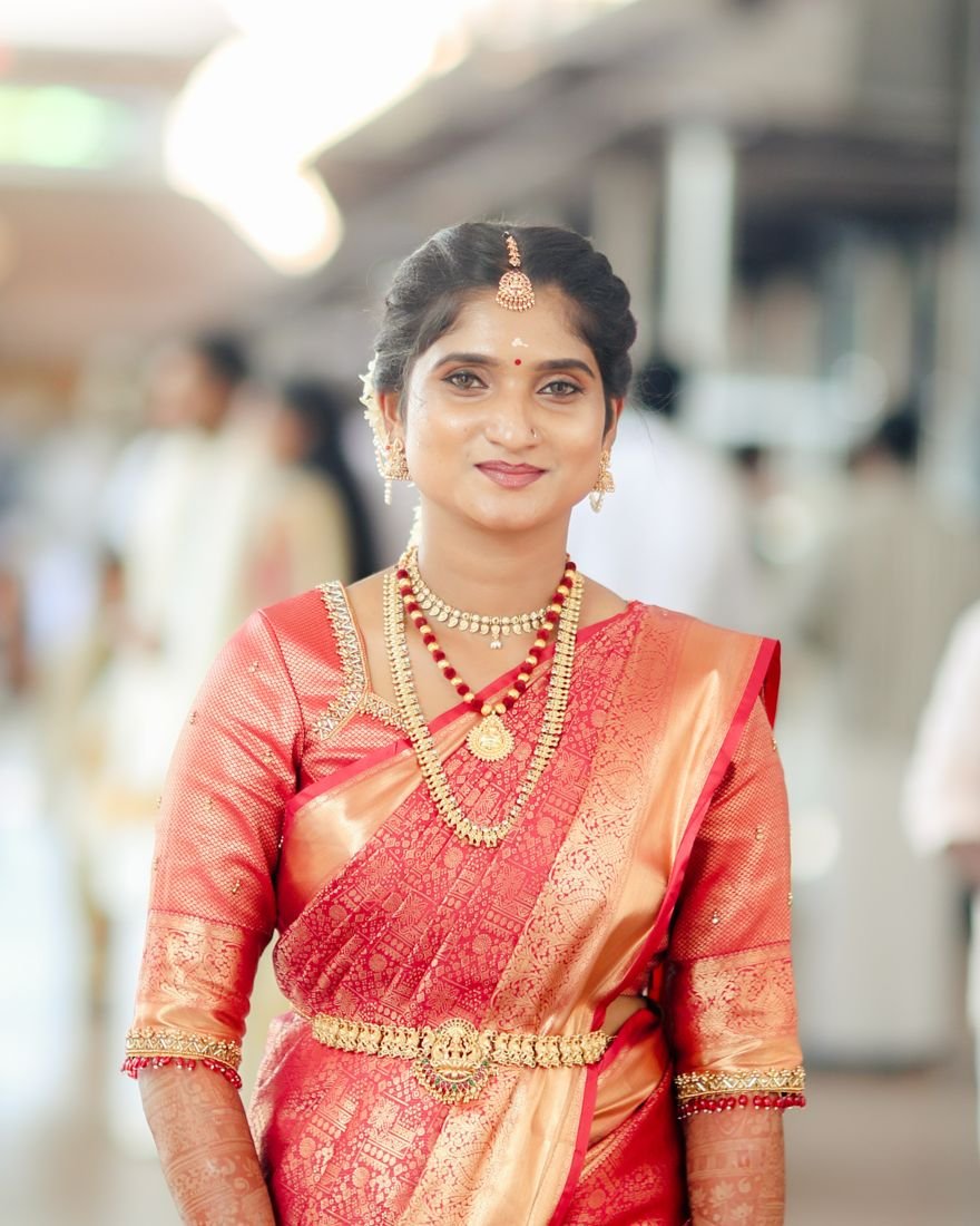 Guruvayur bridal makeup - bride in red and gold silk saree