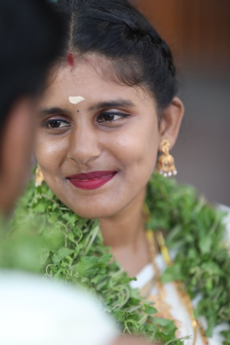 Guruvayur bride makeup - smiling bride with berry lipstick and winged eyeliner