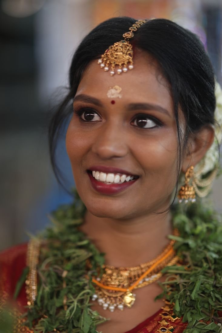 Guruvayur bridal makeup package - bride in red saree with maang tikka
