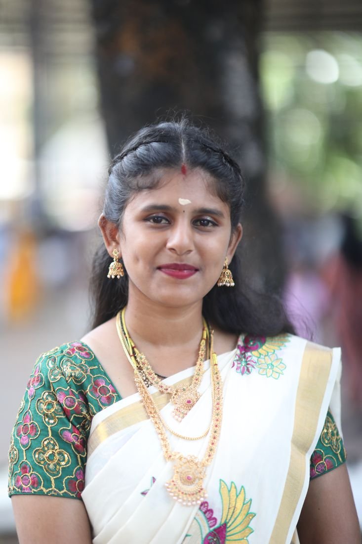 Guruvayur bride makeup and hair - bride in white kasavu saree with green floral blouse