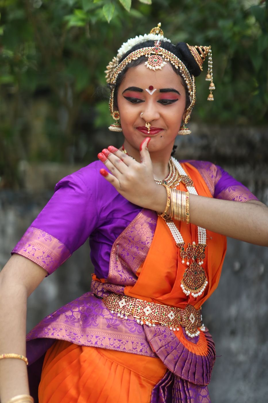 Bharatanatyam makeup Guruvayur - dancer with winged eyeliner and temple jewellery