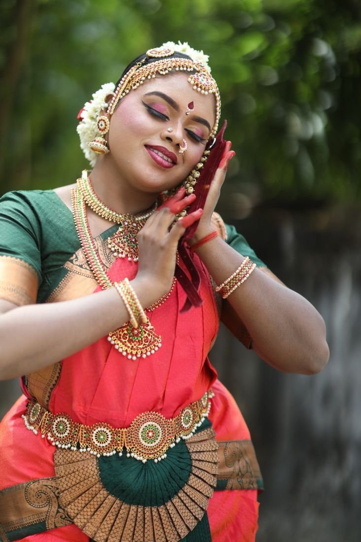 Bharatanatyam makeup Guruvayur - dancer with winged eyeliner and pink eyeshadow