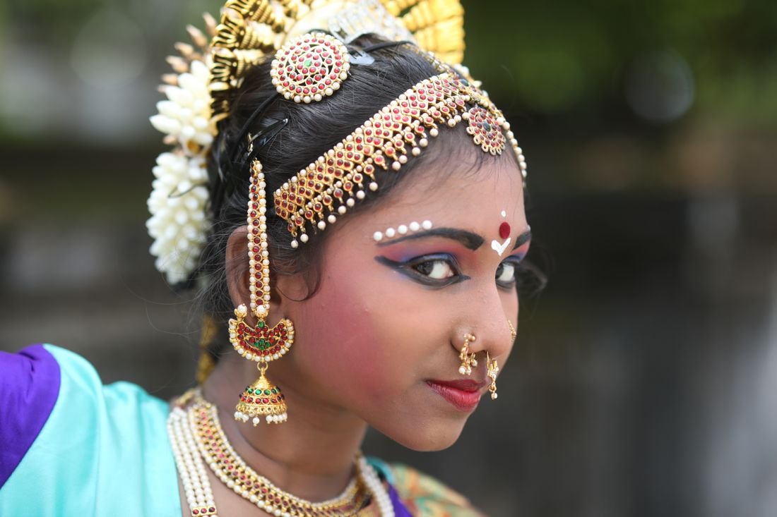 Bharatanatyam dance makeup Guruvayur - side glance with blue eyeshadow and temple jewellery