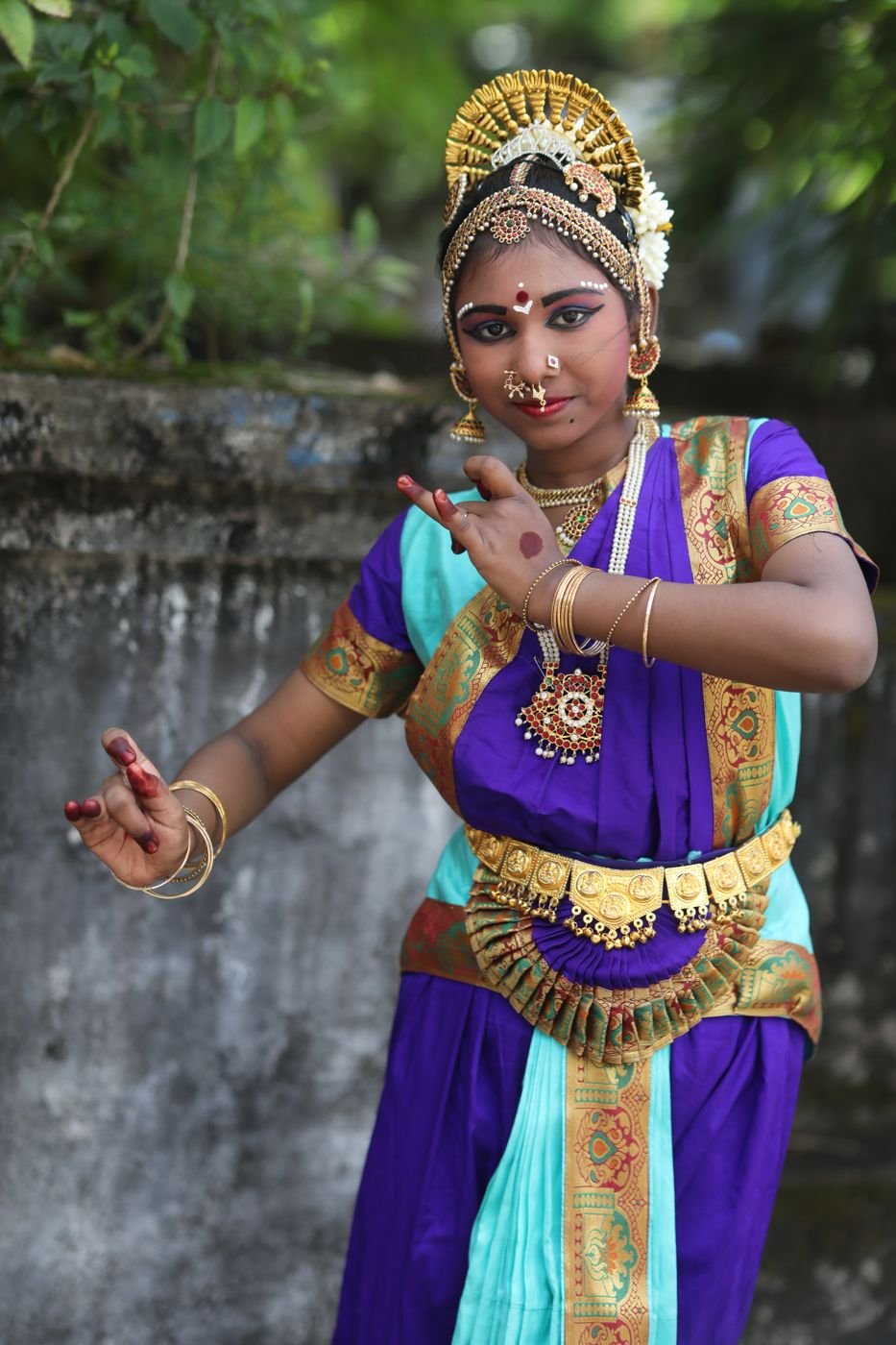 Dance makeup Guruvayur - Bharatanatyam dancer in purple and teal silk with mudra