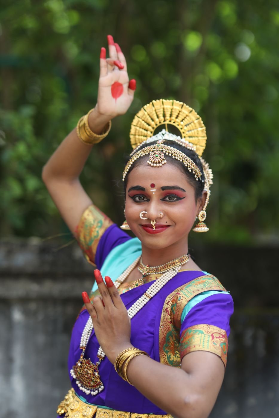 Bharatanatyam stage makeup Guruvayur - smiling dancer with gold head ornament