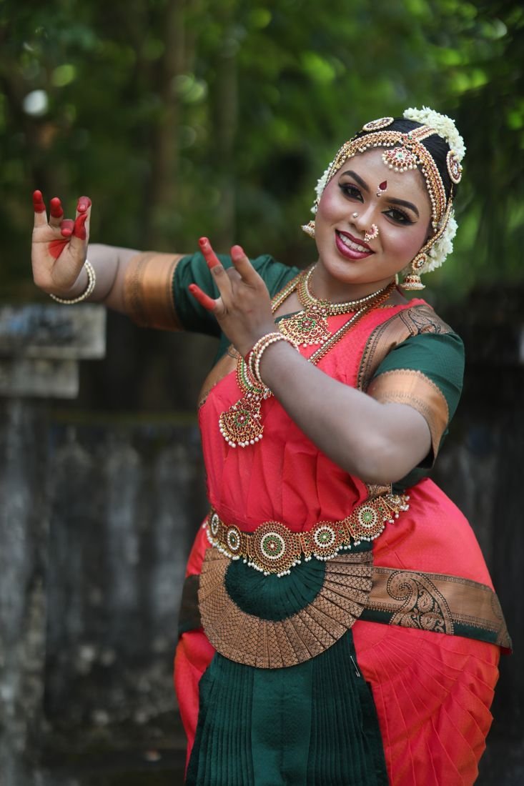 Dance program makeup Guruvayur - Bharatanatyam dancer with winged eyeliner and temple jewellery