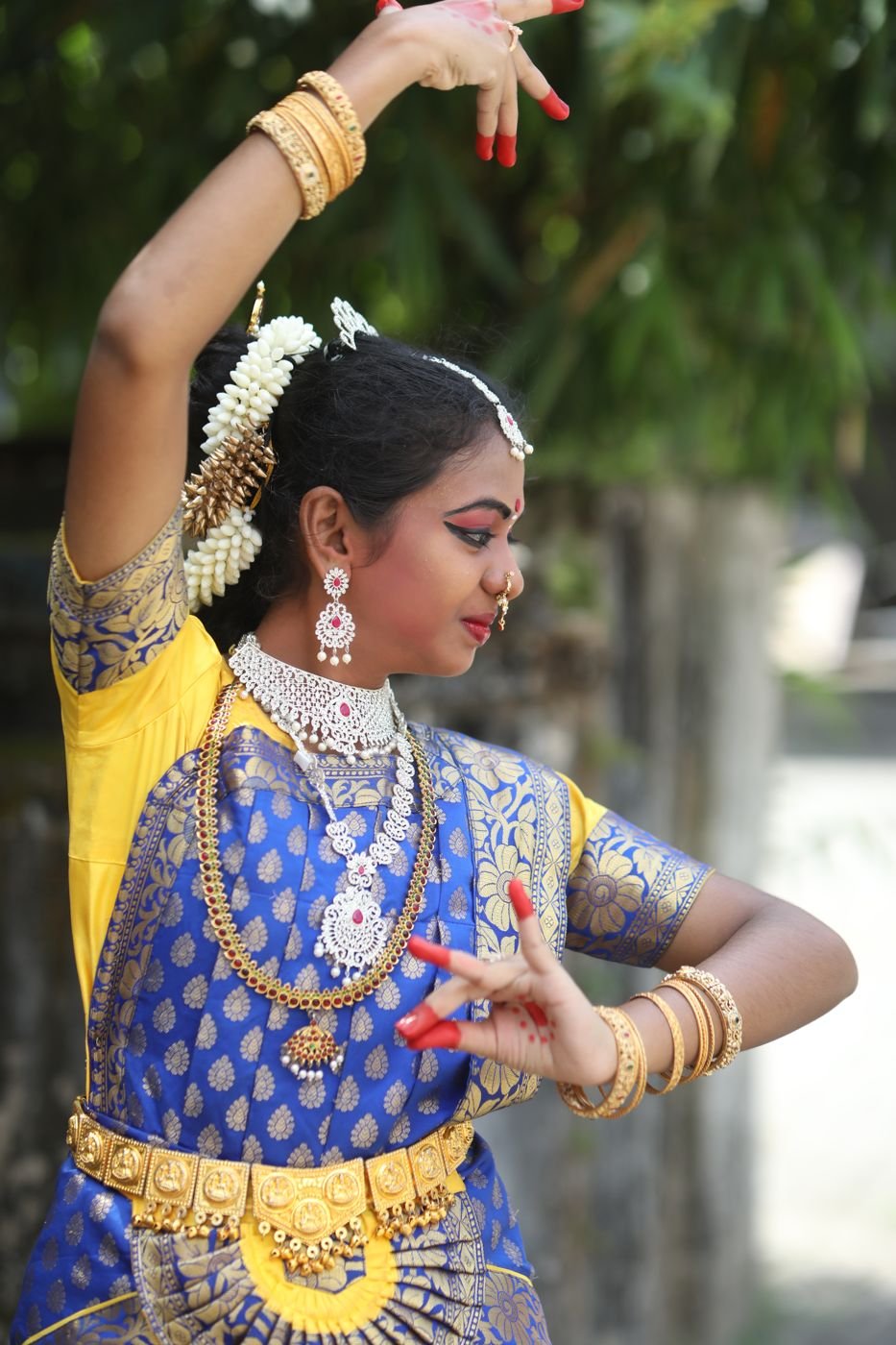 Classical dance makeup and hair Guruvayur - dancer in blue and yellow silk with jasmine hair