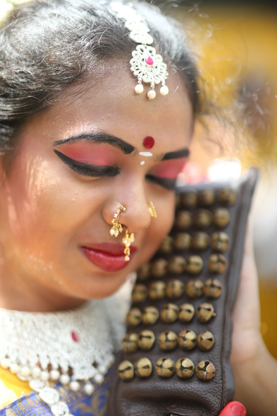 Classical dance makeup Guruvayur - dancer with pink eyeshadow, winged eyeliner and ghungroo