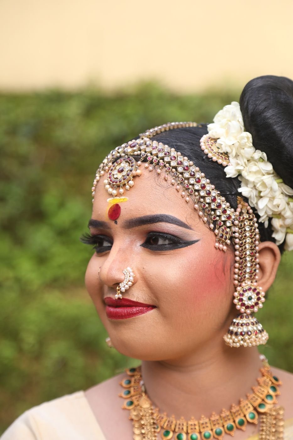 Mohiniyattam hairstyle and makeup Guruvayur - side bun with jasmine and gold head chain