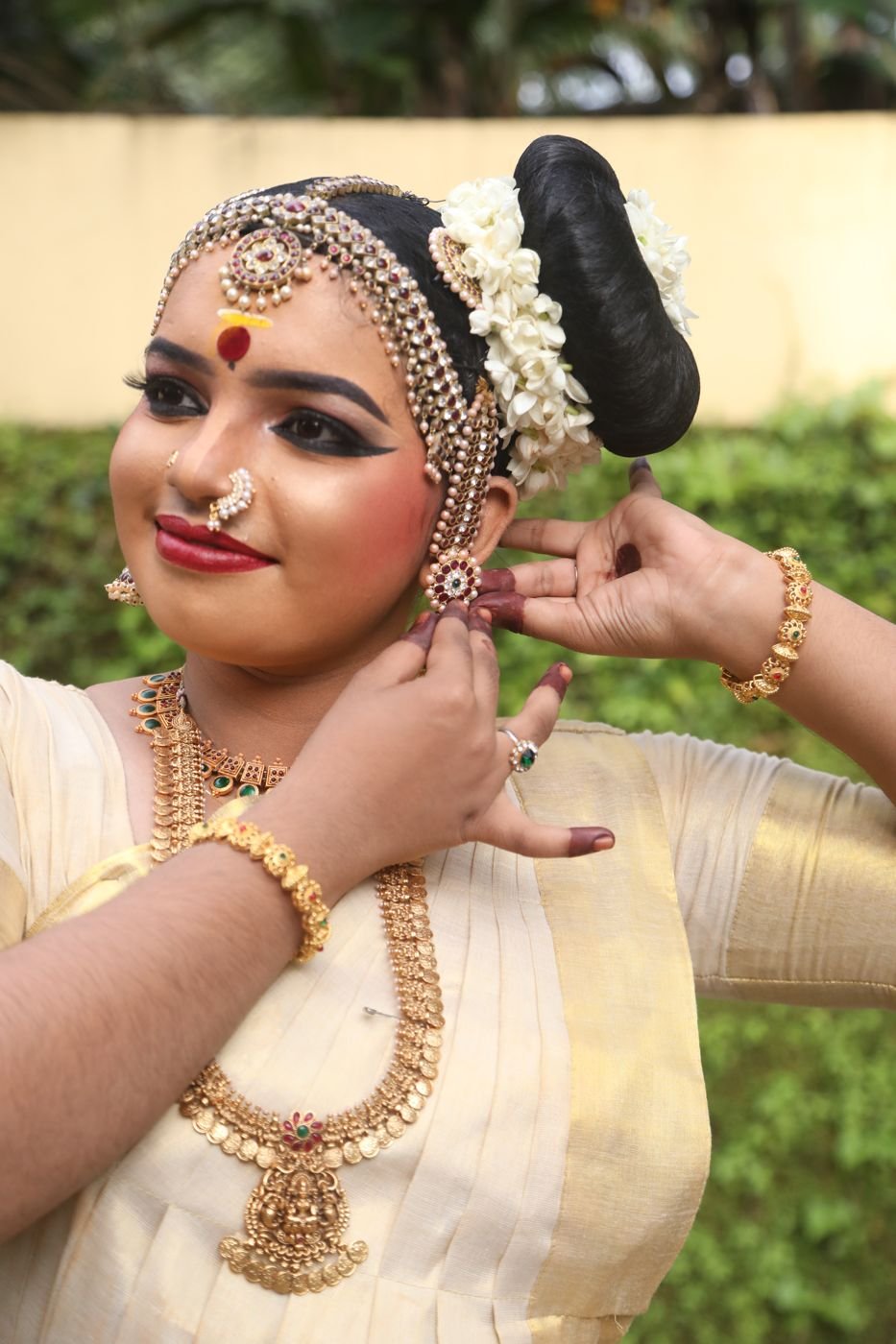 Mohiniyattam makeup Guruvayur - dancer in kasavu costume with jasmine bun and head jewellery