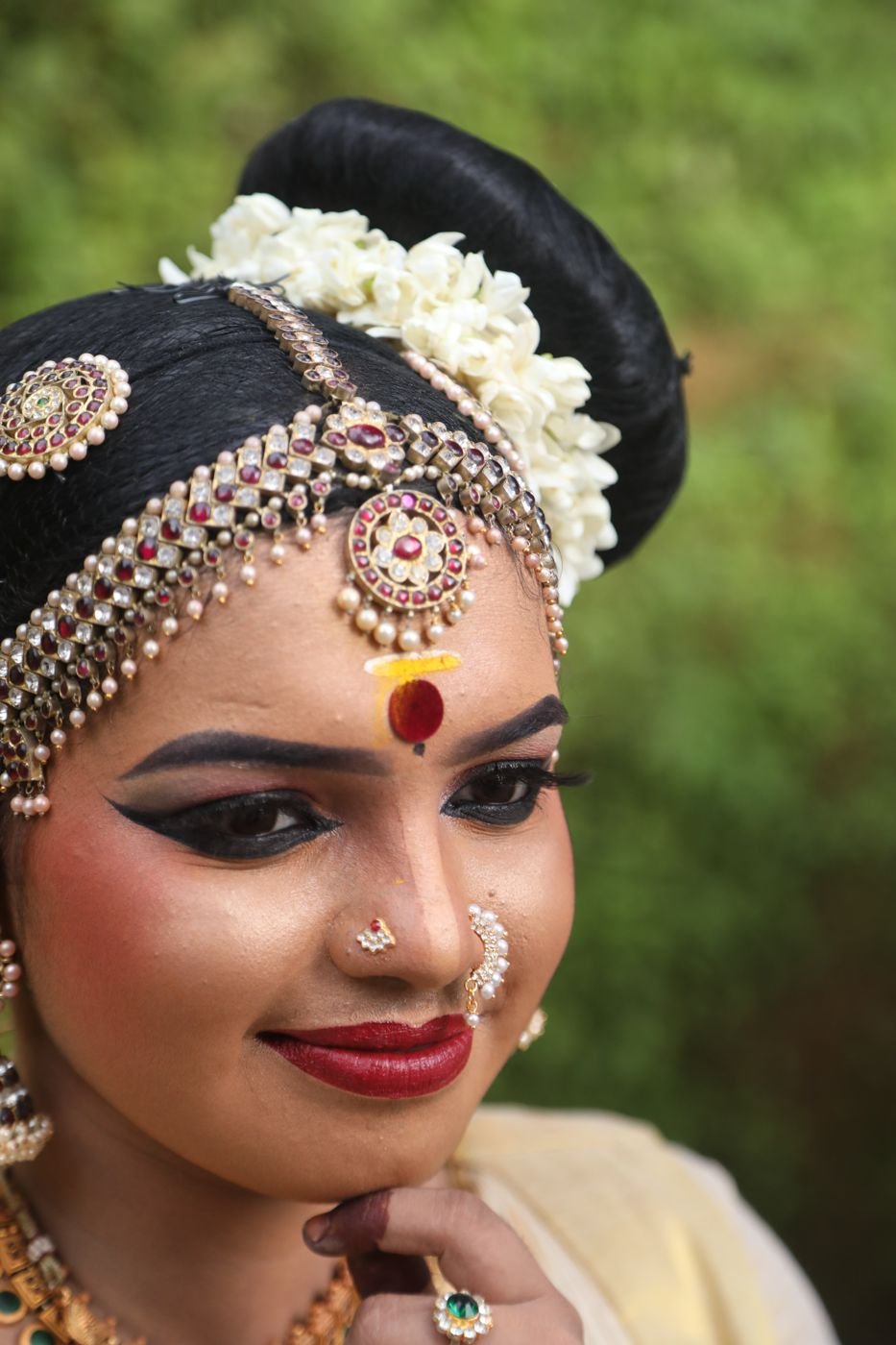 Mohiniyattam dance makeup Guruvayur - dancer with jasmine bun, winged liner and red lips