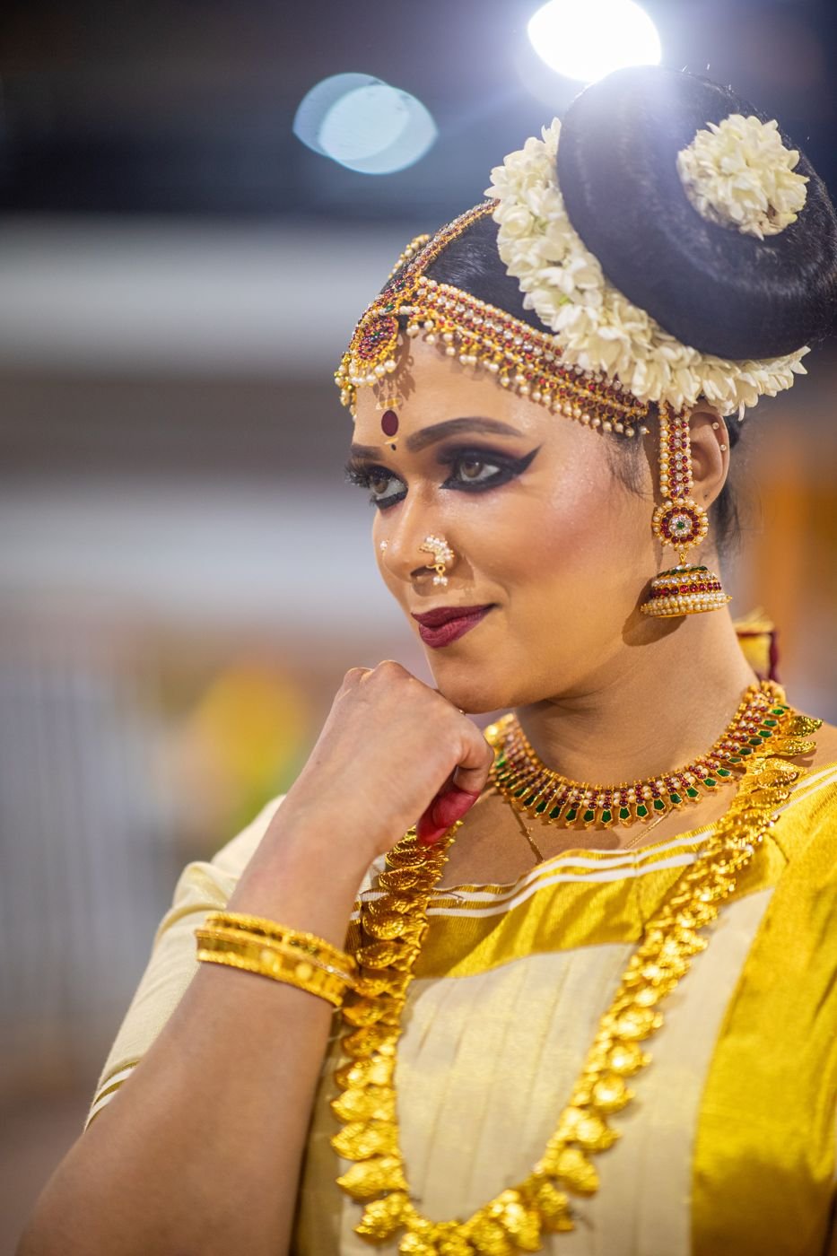Mohiniyattam stage makeup Guruvayur - dancer with jasmine bun, smoky eyes and wine lips
