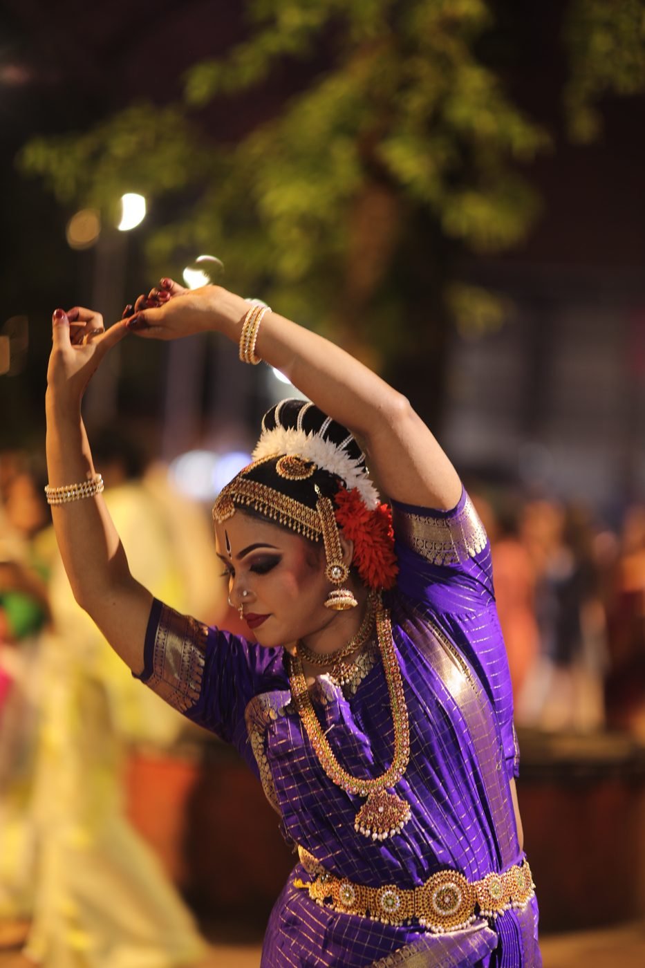 Dance program makeup Guruvayur - dancer with smoky eyes, jasmine bun and temple jewellery